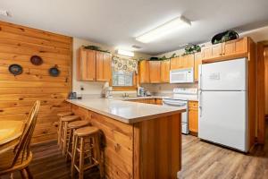 Köök või kööginurk majutusasutuses Poplar Point Condo Unit 12E by Eden Crest