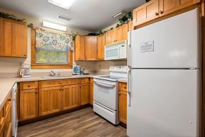 Köök või kööginurk majutusasutuses Poplar Point Condo Unit 12E by Eden Crest