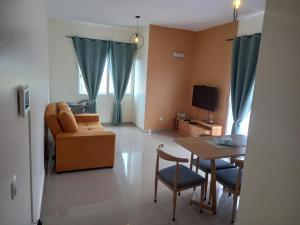 ein Wohnzimmer mit einem Sofa und einem Tisch in der Unterkunft Nifa House in Espargos