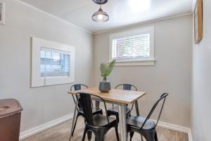 Φωτογραφία από το άλμπουμ του #StayInMyDistrict HeritageHouse 2Bedroom Apartment σε Coos Bay +35 φωτογραφίες