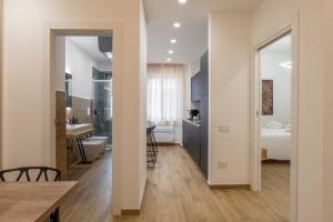 una camera con cucina e una camera con letto di Three Moons Boutique House/Calypso a Salerno