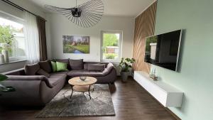 a living room with a couch and a tv at Ferienwohnung am Gurkenradweg in Werben
