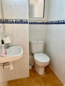 La salle de bains est pourvue de toilettes et d'un lavabo. dans l'établissement Apartaments Platja d’Aro, à Platja d'Aro