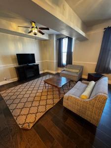 ein Wohnzimmer mit 2 Sofas und einem TV in der Unterkunft The Gadsden Hotel in Douglas