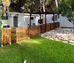 a wooden fence in front of a house at Bungalow Fatamorgana in Pulsano