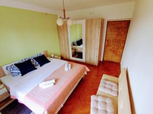 a bedroom with a large bed and a mirror at B&B "Retro Gusto " in Pićan