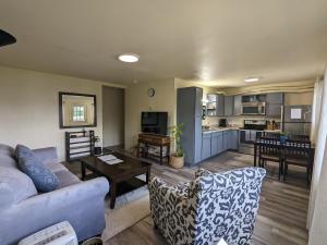 - un salon avec un canapé et une table dans l'établissement Fireweed Apartments, à Fairbanks