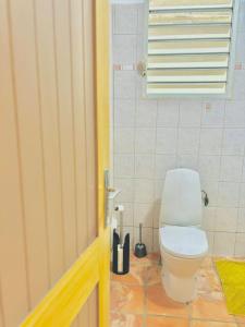 Vonios kambarys apgyvendinimo įstaigoje Les Tuiles Rouges