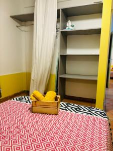 1 dormitorio con 1 cama con estante para libros en Les Tuiles Rouges en Fort-de-France