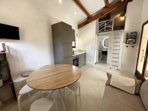 a living room with a table and a kitchen at L'Escale aux portes des Gorges de l'Ardèche in Saint-Martin-dʼArdèche +12 photos