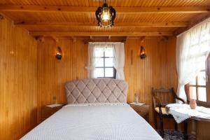 a bedroom with a large bed with a window at Yücebaş Konağı in Fatsa