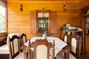 a dining room with a table and chairs at Yücebaş Konağı in Fatsa