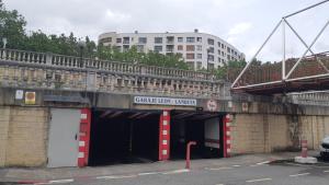 um edifício com uma garagem com um sinal para um edifício em Apartamento centro Barakaldo BEC, Parking Incluido em Barakaldo