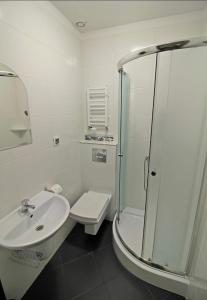 ヤスタルニャにあるJasの白いバスルーム(シンク、シャワー付)