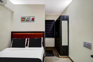 1 dormitorio con 1 cama en una habitación en OYO AADYA INN, en Tirupati