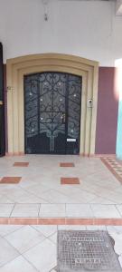 - une grande porte noire dans un bâtiment doté de carrelage dans l'établissement Appartement entier à une chambre à coucher, à Agadir