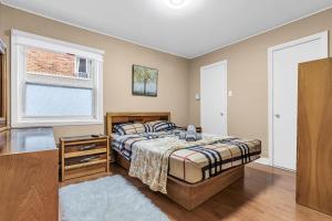 a bedroom with a bed and a window at 2 BDR -10 min de la Ronde et Parc Jean Drapeau South Shore Montreal in Longueuil