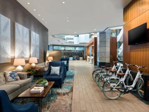un vestíbulo de hotel con bicicletas estacionadas en el vestíbulo en The Westin San Diego Bayview en San Diego