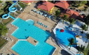 vista sulla piscina di un resort di Mar e Sol de Araruama ad Araruama