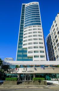 um edifício alto com um sinal em frente em Hotel Luzeiros Fortaleza em Fortaleza