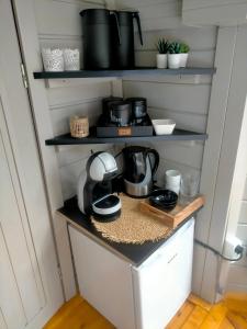 eine Küche mit einer Theke mit Töpfen und Pfannen in der Unterkunft Sterrenzicht BB Weidszicht in Doezum