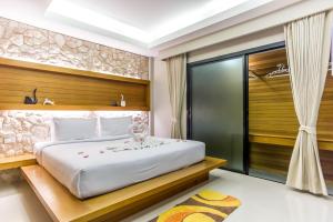 a bedroom with a large bed and a window at Neptune's Villa in Haad Rin