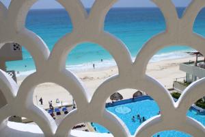 una ventana con vistas a la playa en BSEA Cancun Plaza Hotel, en Cancún