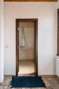 ein Bad mit Dusche in einem Zimmer in der Unterkunft Деребеевата къща in Cherni Vrŭkh