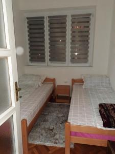Ένα ή περισσότερα κρεβάτια σε δωμάτιο στο Stan na dan City Foča