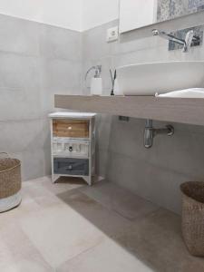 シラクーサにあるCasa Bidduzzaのバスルーム(白い洗面台、カウンター付) +44枚の写真