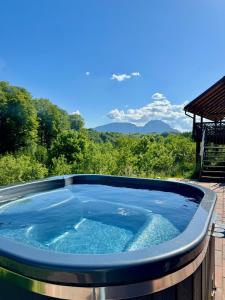 a hot tub with a view of the mountains at Pensiunea 7 Brazi II in Poiana Mărului