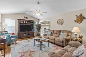 Μια τηλεόραση ή/και κέντρο ψυχαγωγίας στο Pet friendly Private Home in Oak Island