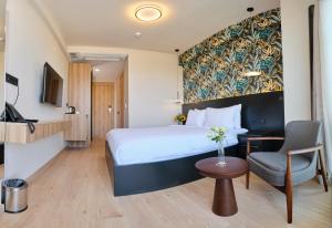 Una televisión o centro de entretenimiento en Venzi Ayayorgi-Adult Only 15