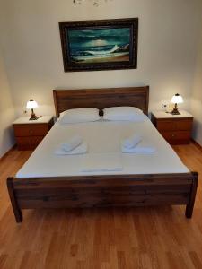 um quarto com uma cama grande e 2 mesas de cabeceira em Vasilis Garden House em Kavala