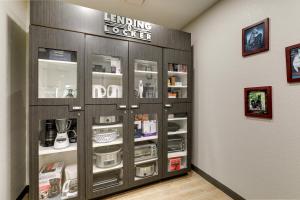 列克星敦列克星敦烛木套房酒店的房间里摆放着产品的展示柜