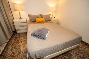 1 dormitorio con 1 cama grande y 2 mesitas de noche en Compact Haven with Private Entrance and FREE Parking and Laundry en Ponce