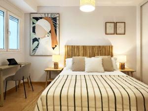 莫哈卡尔Casa con piscina, Mojácar Playa的一间卧室配有一张床、一张桌子和两盏灯。 更多11张照片