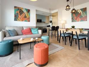 莫哈卡尔Casa con piscina, Mojácar Playa的客厅以及带沙发和桌子的厨房。