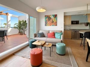 莫哈卡尔Casa con piscina, Mojácar Playa的客厅里有一张沙发和一张桌子。