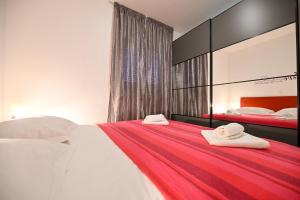 um quarto com 2 camas e toalhas em Apartment Marko em Trogir