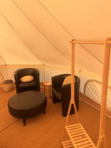 Posezení v ubytování Langø Fjord Glamping nr 3 + 2 fotografie