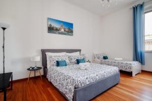 米蘭的住宿－Lattanzio Charming Suite - Porta Romana MM3，一间卧室配有一张床和一张沙发