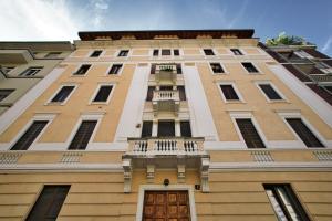 米蘭的住宿－Lattanzio Charming Suite - Porta Romana MM3，一座高大的建筑,上面设有一个阳台