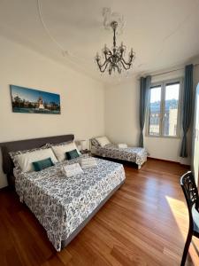 ミラノにあるLattanzio Charming Suite - Porta Romana MM3のベッドルーム1室(ベッド2台、シャンデリア付)