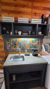 a kitchen counter with a sink in a kitchen at Acogedor departamento excelente ubicación in Resistencia