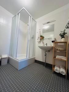 La salle de bains est pourvue d'une douche et d'un lavabo. dans l'établissement In heart of Trakai you'll find authentic Karaim house, à Trakai