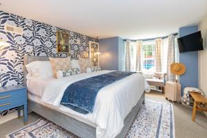 a bedroom with a large bed with blue walls at Mills Gap Garden close to Asheville in Fletcher