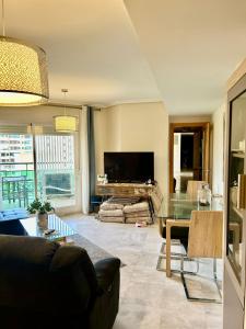 TV a/nebo společenská místnost v ubytování Apartamento de lujo con 2 dormitorios en Benidorm