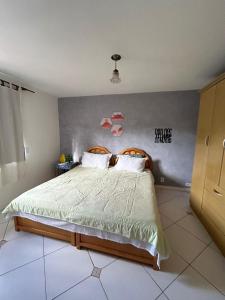 特雷索波利斯的住宿－Cantinho na Serra，一间卧室,卧室内配有一张大床