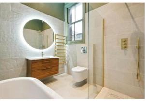 Ванная комната в Chic Putney 2BR Flat where Comfort Meets Location